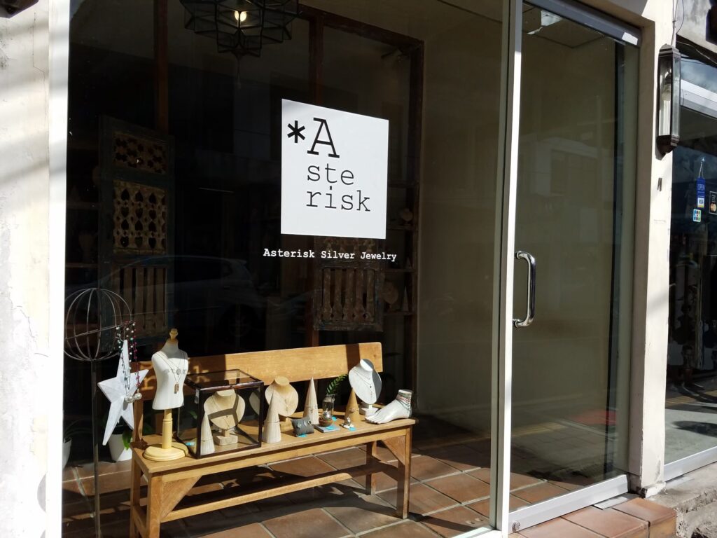 以前バリ島を訪れた際のAsterisk Jewelry。現在はゴータマ通りへ移転しています