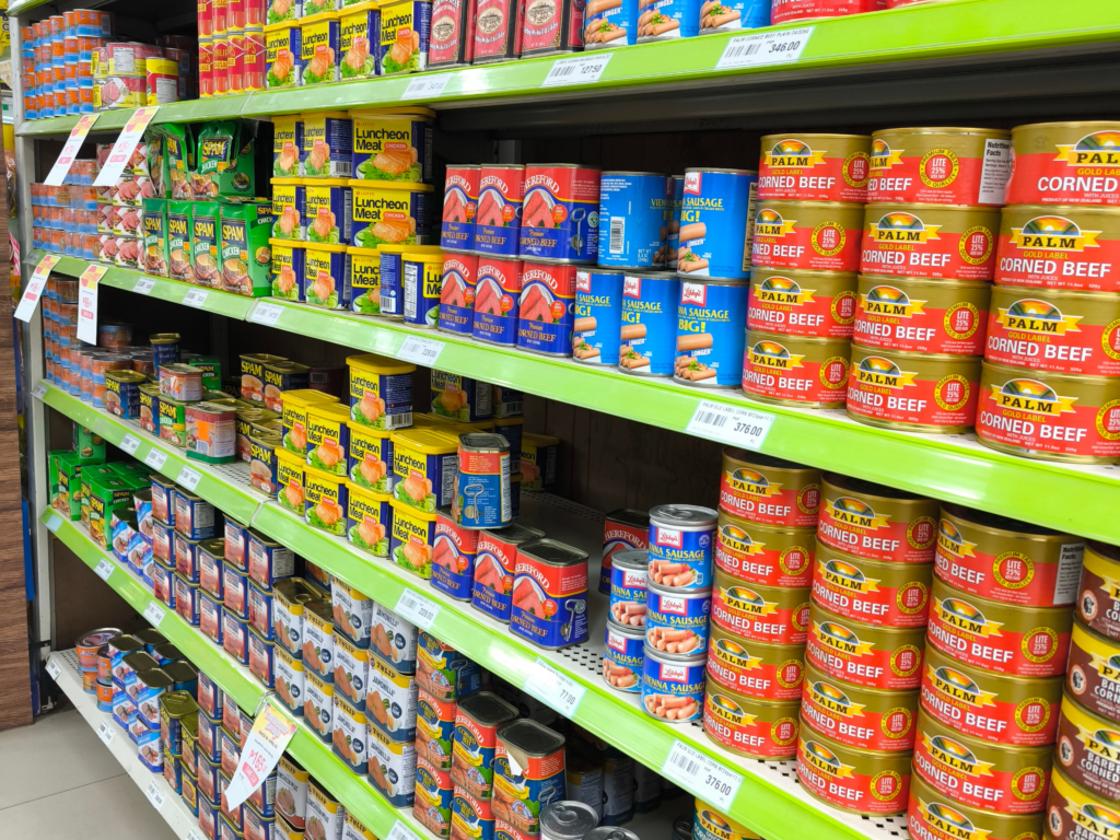 スーパーのカラフルな缶詰コーナー