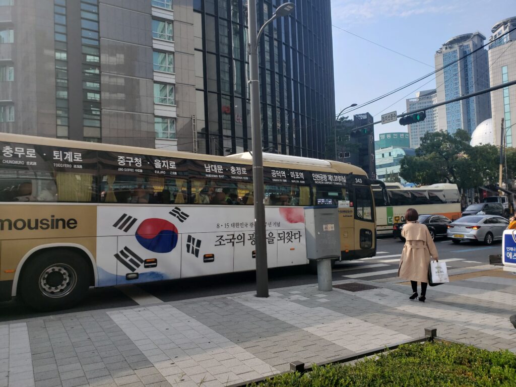 ソウル市内を走る韓国のバス